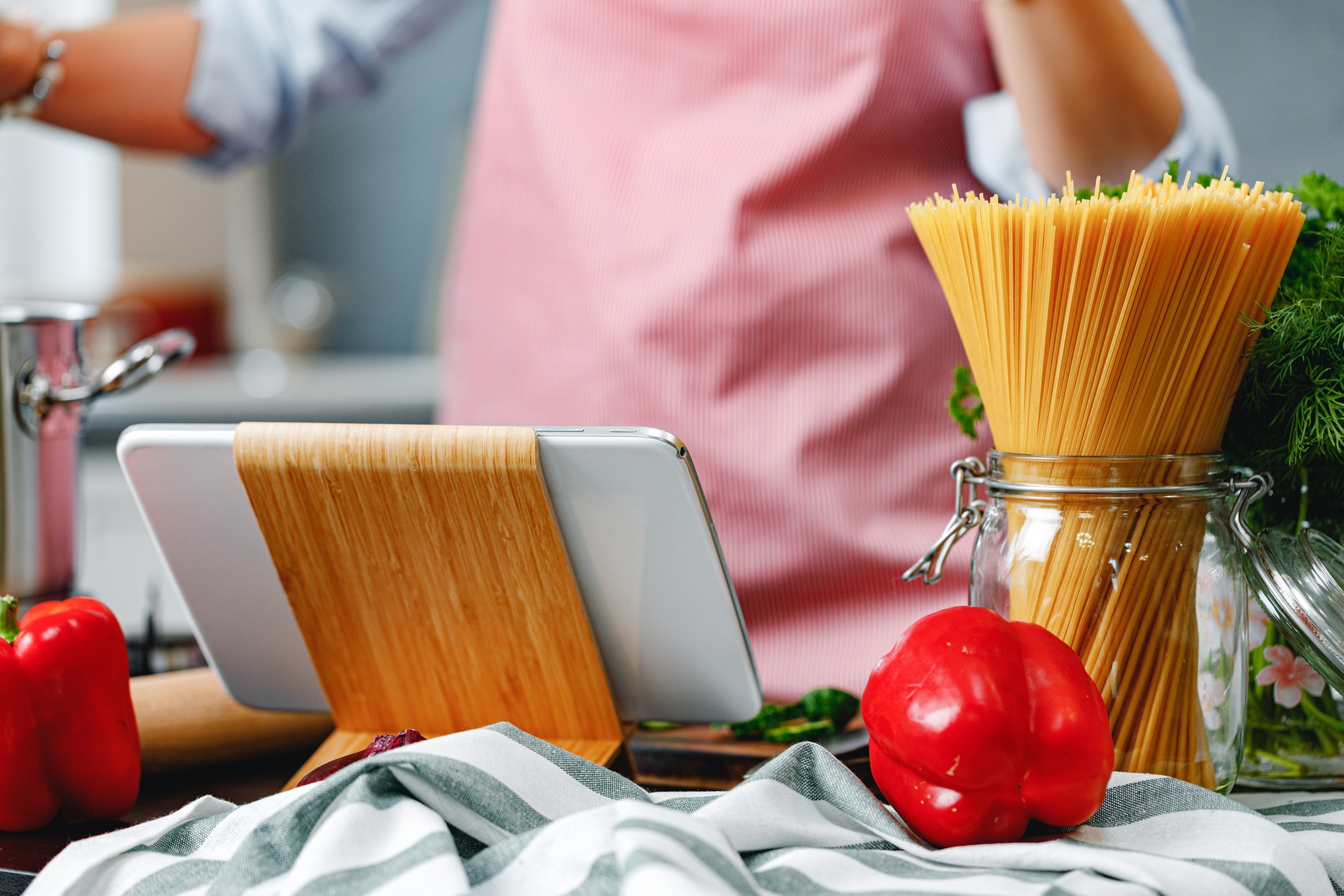 Banco di cucina professionale con ingredienti freschi